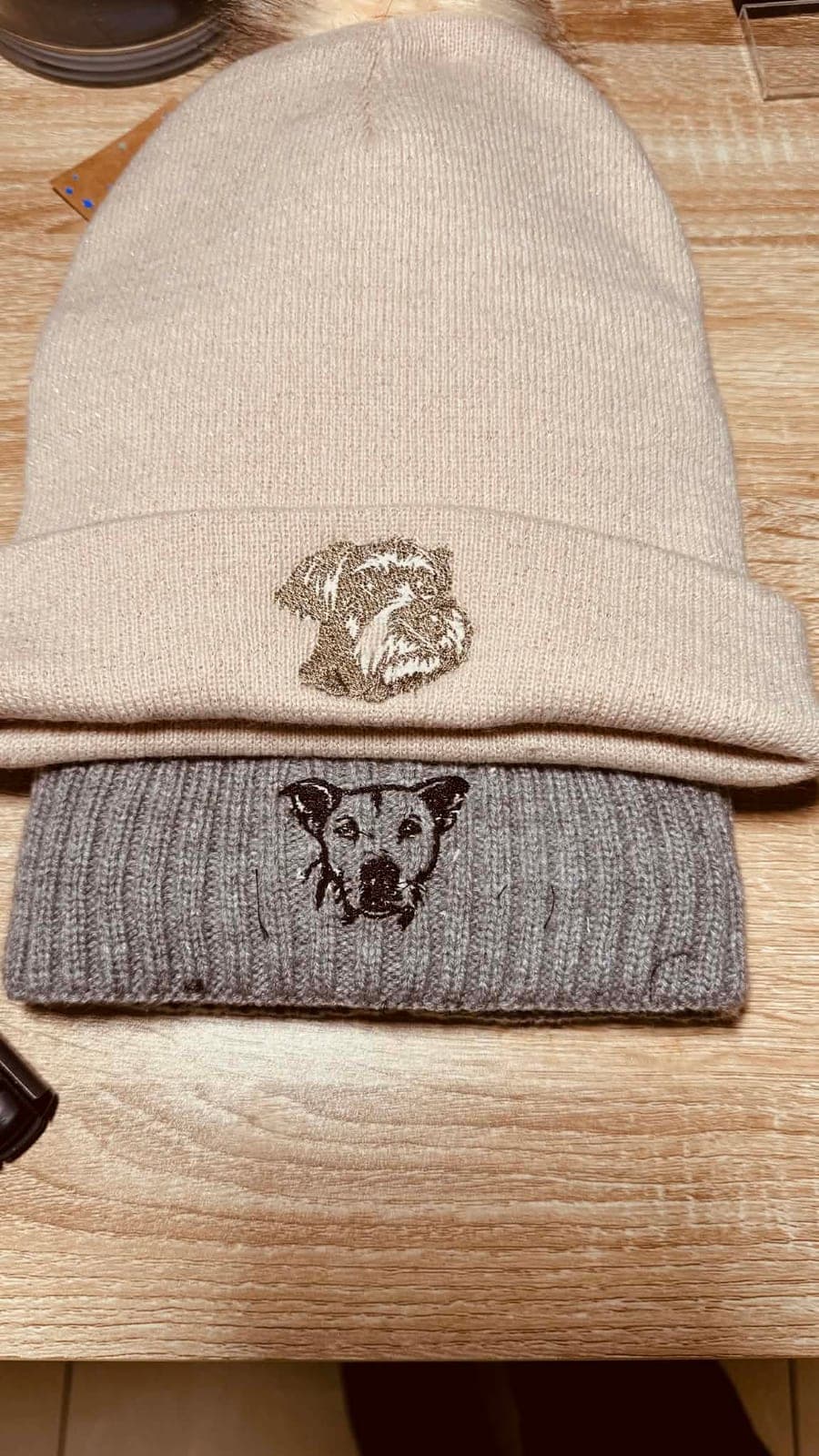 Deux bonnets avec un motif de chien brodé