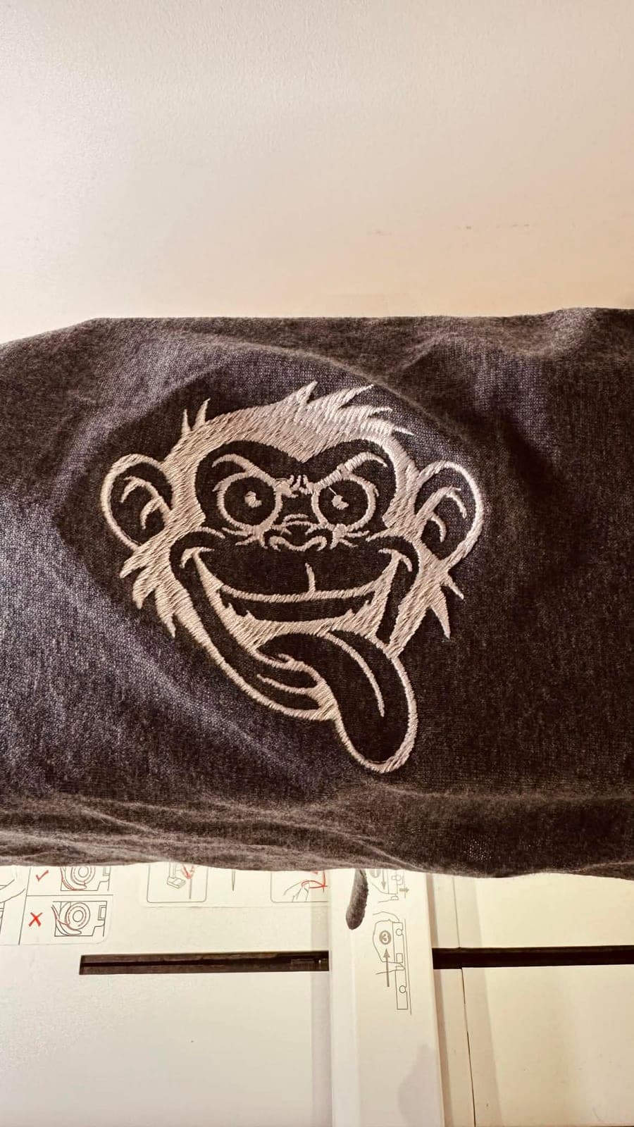 Motif de singe brodé sur un textile sombre