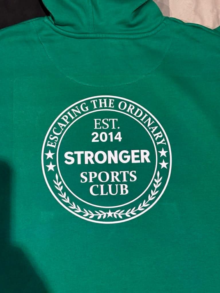 Dos d'un sweat vert avec un médaillon blanc Stronger Sports Club