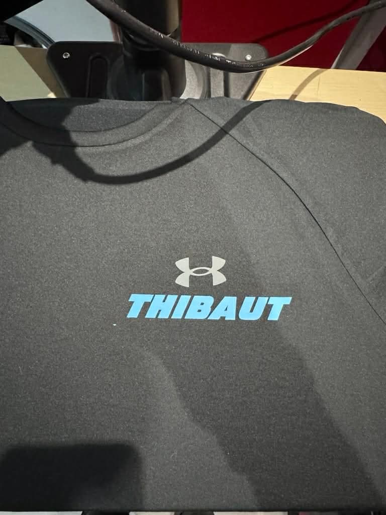 Tee-shirt noir avec un prénom floqué en bleu