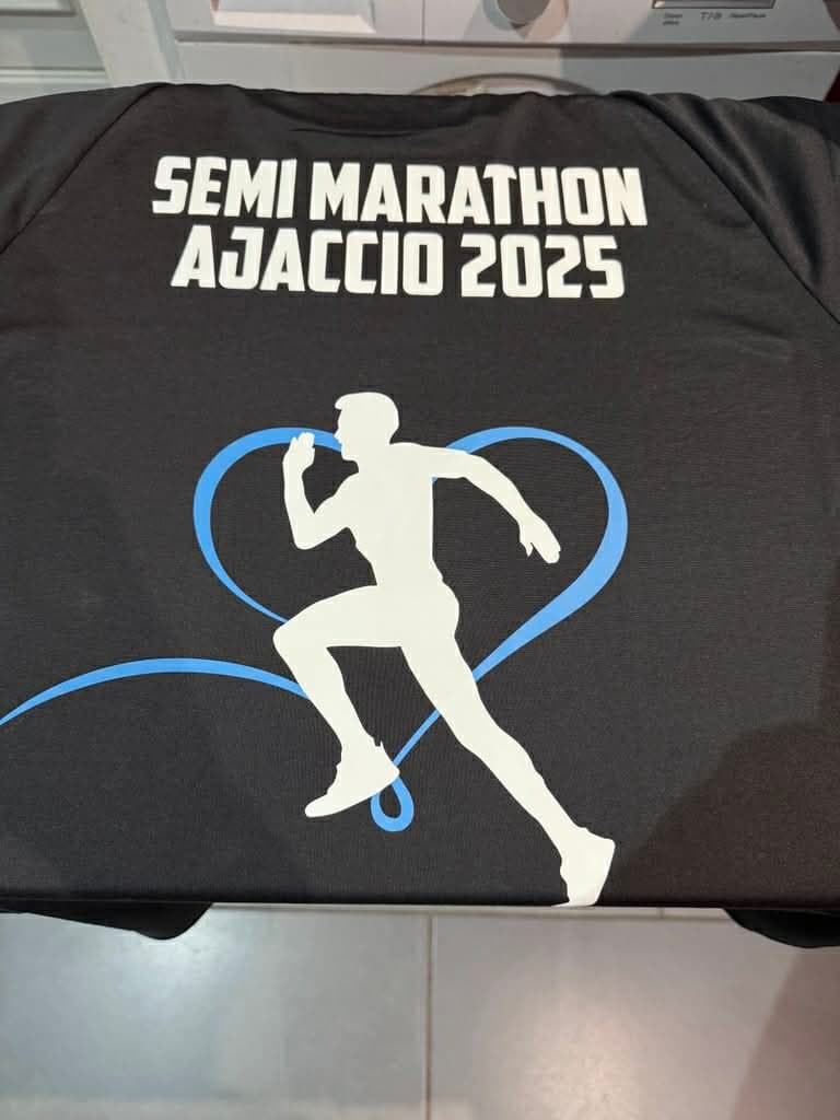 Tee-shirt noir avec un coureur et un cœur, semi-marathon d'Ajaccio 2025