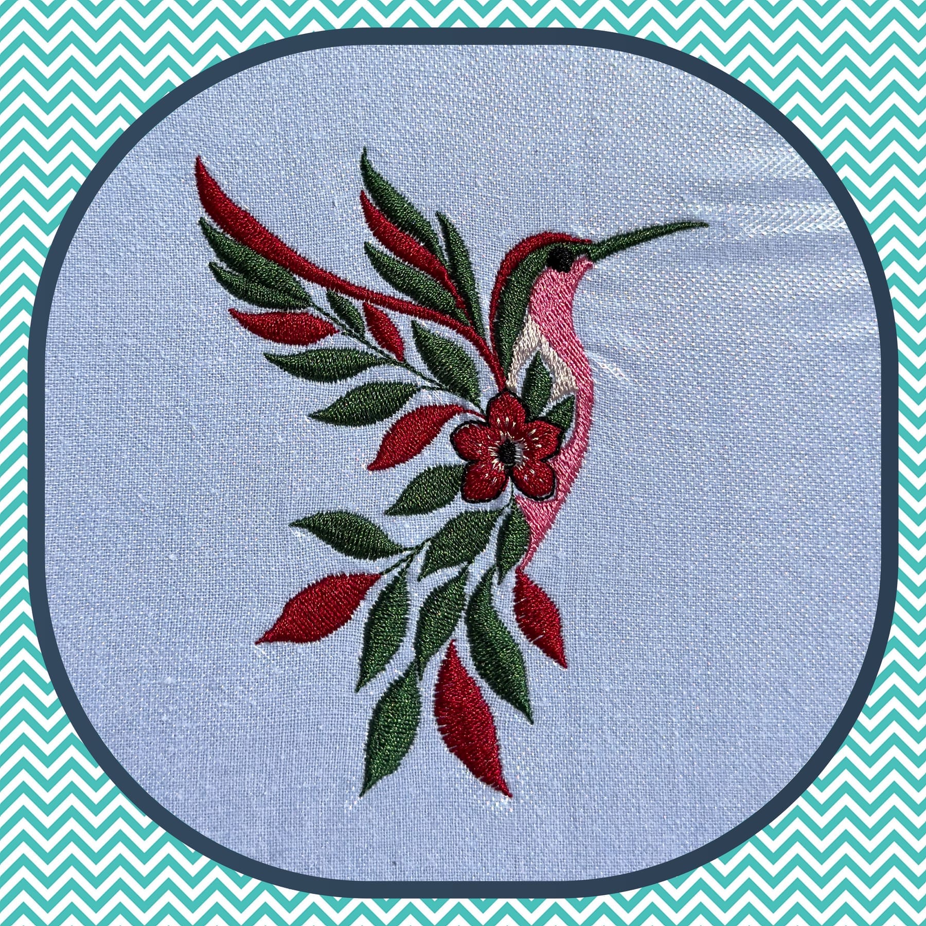Broderie d'un colibri et de feuillage réalisée dans notre atelier