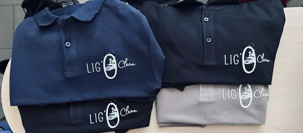 Polos bleu marine et gris avec un logo floqué en blanc