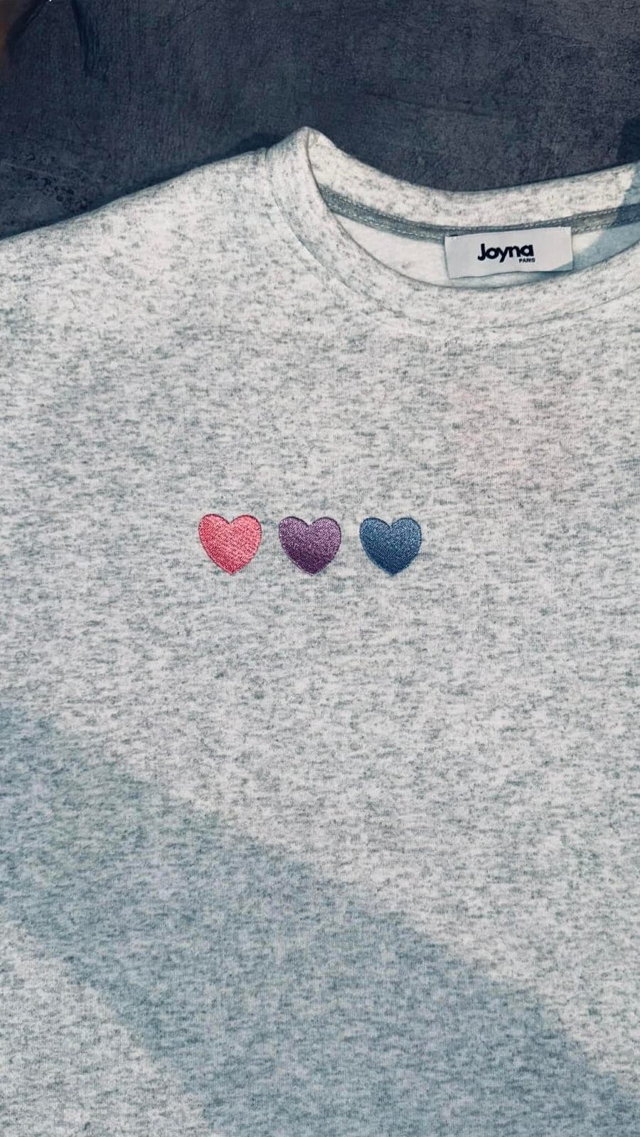 Sweat gris chiné avec trois petits cœurs brodés