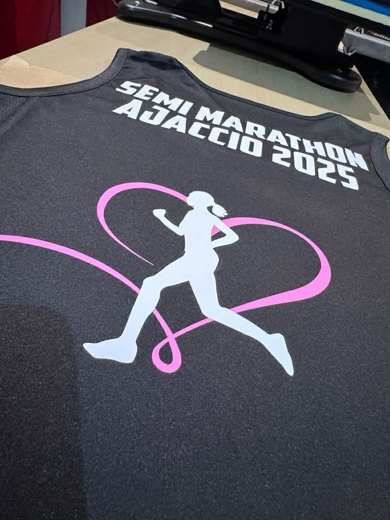 Tee-shirt noir floqué d'une coureuse et d'un cœur rose, semi-marathon d'Ajaccio 2025